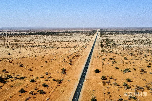 高清摄影 一条漫长的道路穿越一片干旱的荒漠。