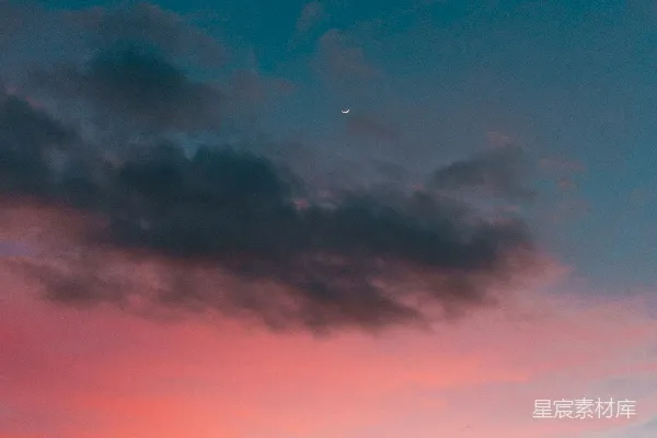 高清摄影 月亮接近灰蓝的天空