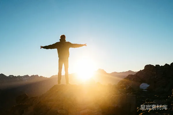 高清摄影 站在山坡上的一个人