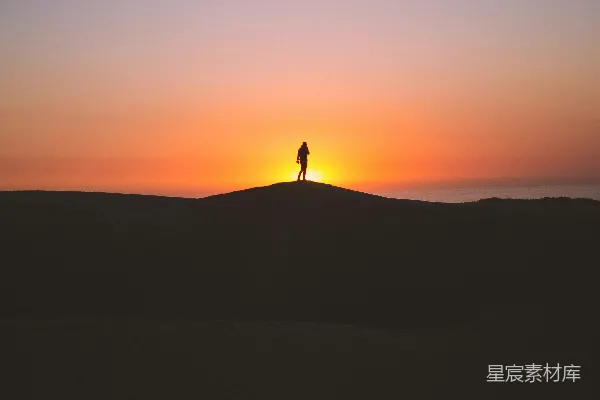 高清摄影 山丘上站立的人的轮廓