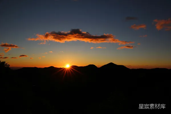 高清摄影 夕阳下的山脉