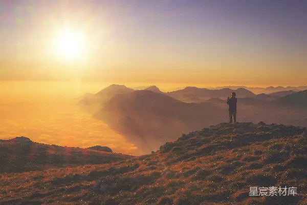 高清摄影 山中有人站立