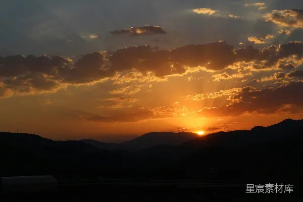 高清摄影 夕阳下的山影