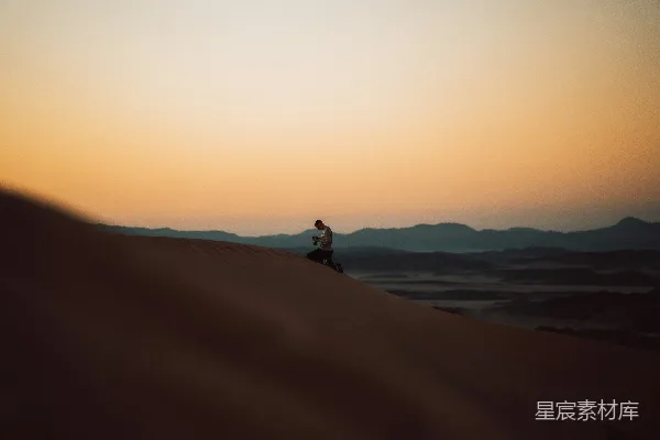 高清摄影 一个坐在沙丘顶部的人