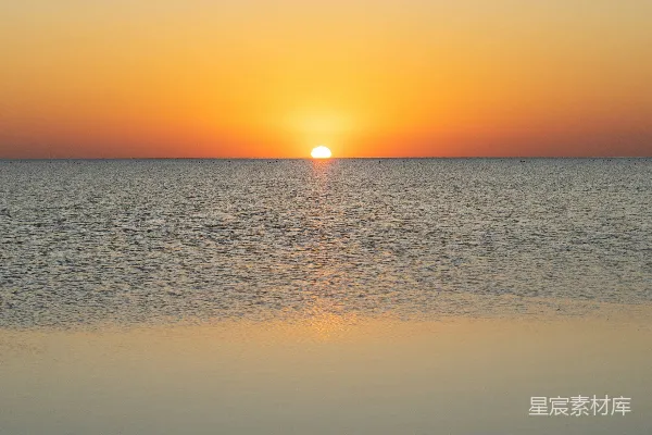 高清摄影 夕阳下的橙色天空中平静的海面