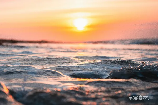 高清摄影 夕阳下海浪拍打海岸的景象