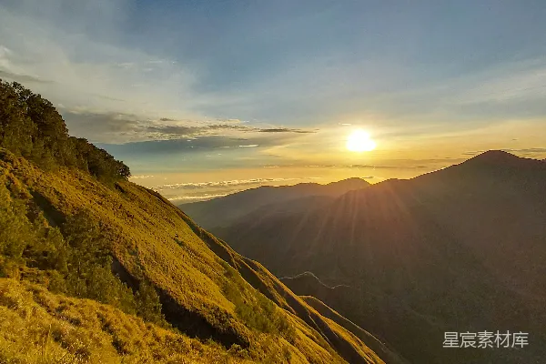 高清摄影 远处有山和一片水域的风景