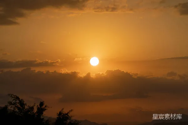 高清摄影 天边的山峦之上，夕阳西下