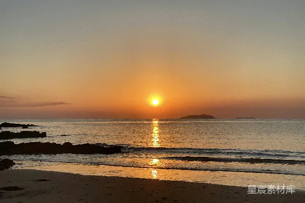高清摄影 夕阳下海滩上的人影轮廓