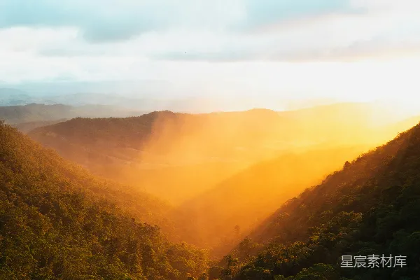 高清摄影 白云下的绿山在白天
