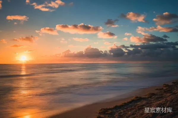 高清摄影 夕阳下的云雾缭绕的水域