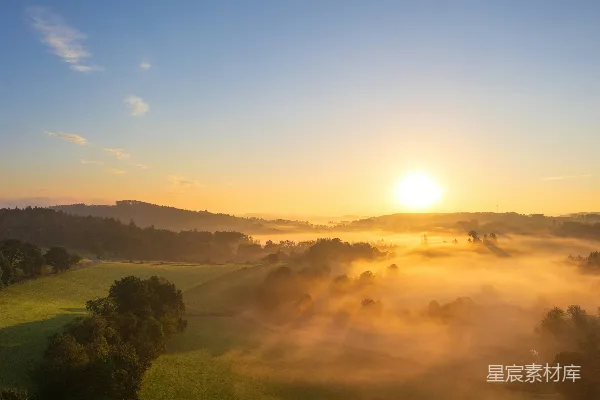 高清摄影 夕阳映照在一片雾气缭绕的山谷之上
