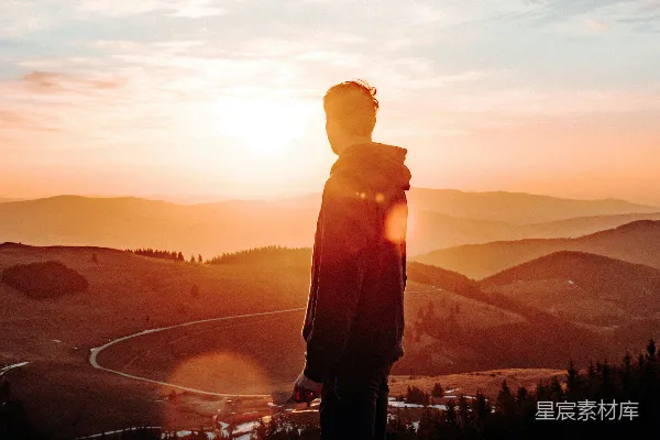 高清摄影 夕阳下山中站立的人的轮廓