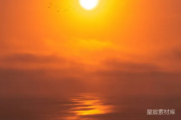 高清摄影 cloudy天的海面上太阳正在 Setting落下