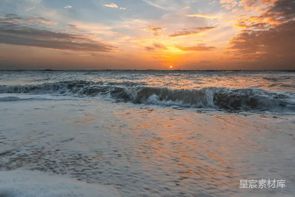 高清摄影 夕阳下海浪拍打岸边