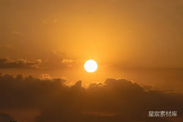 高清摄影 山峦之上，夕阳西下