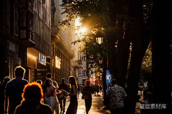 高清摄影 夜晚街道上的人们行走