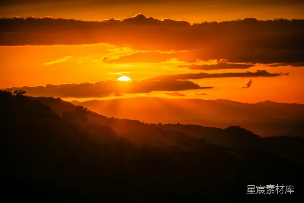 高清摄影 山峦之上夕阳西下