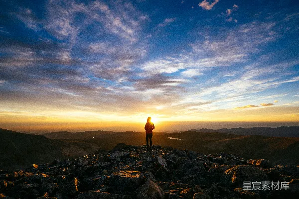 高清摄影 人在岩石山上在蓝天下的白天站立