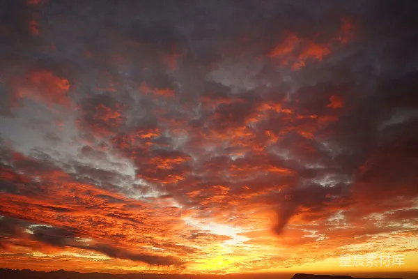 高清摄影 夕阳西下，海面上一艘小船静卧其中。