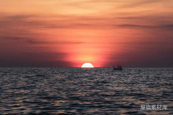 高清摄影 夕阳下水中人的轮廓