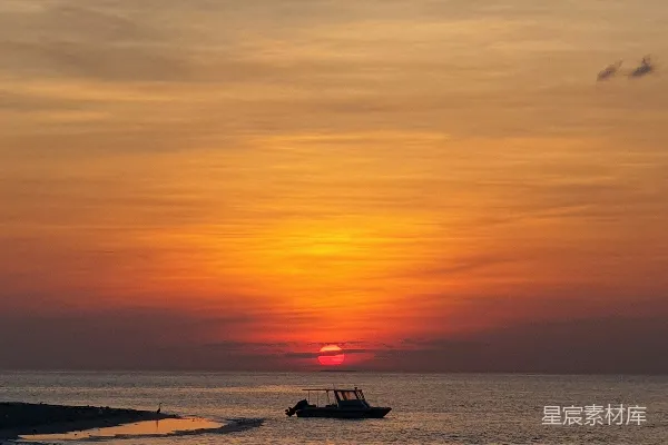 高清摄影 夕阳下海面上的船影