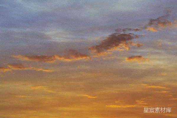 高清摄影 夕阳时分橙色和灰色的云朵