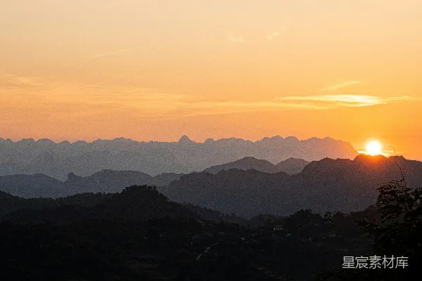 高清摄影 夕阳下的山影