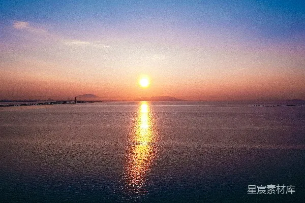 高清摄影 金光下的平静水域