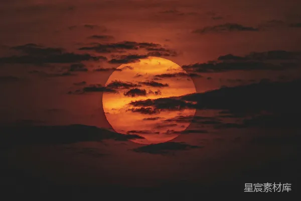 高清摄影 天边的太阳正在云层之上落下