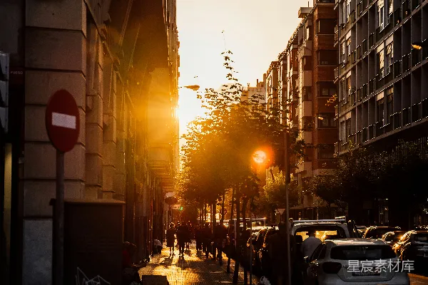 高清摄影 夕阳下的汽车停在人行道上