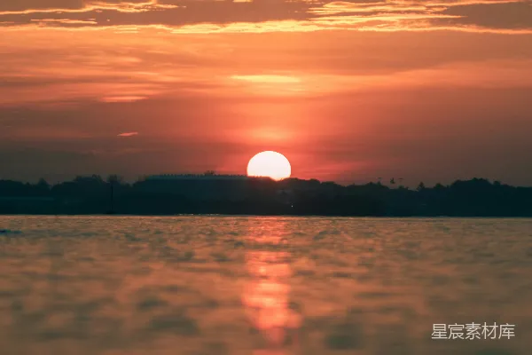 高清摄影 夕阳落下在一片水域之上