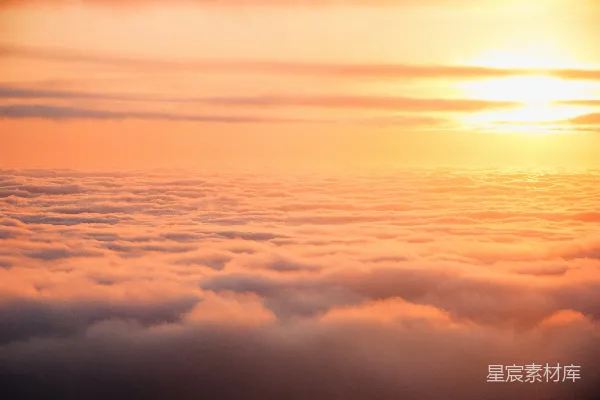 高清摄影 夕阳下云端的 aerial 照片
