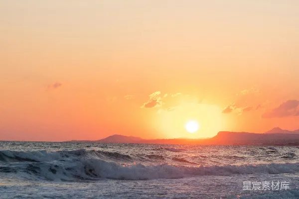 高清摄影 海滩上的太阳正落下海平线。