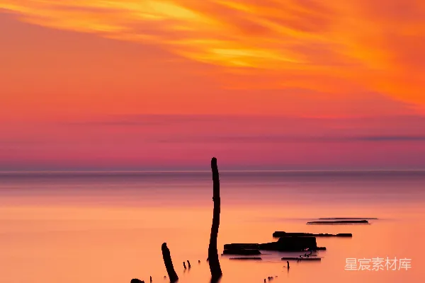 高清摄影 夕阳下海上的两只白船