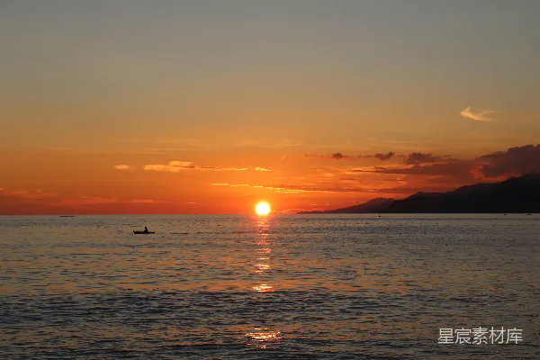 高清摄影 夕阳下海滩上的人影轮廓