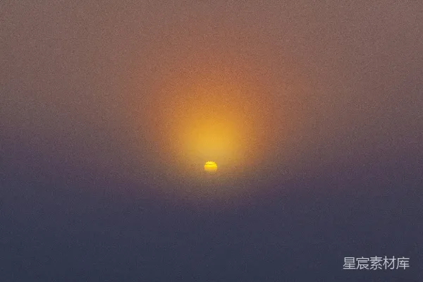 高清摄影 天边的太阳正在落下海面上方。