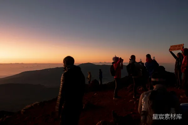 高清摄影 一群人在山顶上站立。