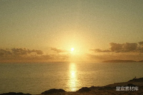 高清摄影 海滩上的太阳正落在海面上。