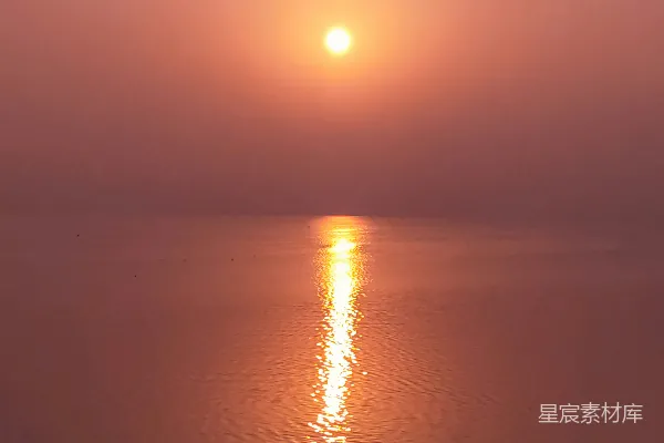 高清摄影 夕阳静静地映照在平静的水面上。