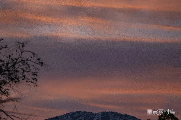 高清摄影 夕阳下树木与山峦的轮廓