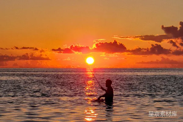 高清摄影 夕阳下水中男人女人的轮廓
