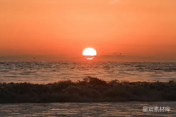 高清摄影 夕阳下海浪拍打在岸边