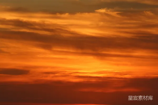 高清摄影 云遮夕阳下的水域