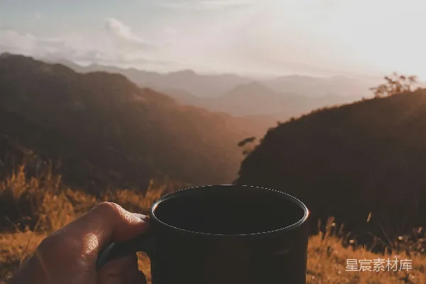 高清摄影 一只手拿着一杯咖啡