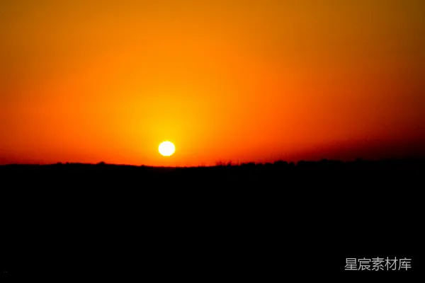 高清摄影 金色的夕阳映照在暗淡的地平线上。