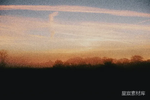 高清摄影 一幅夕阳下的天空中有几朵云的照片