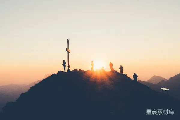 高清摄影 一群人在山顶上站立