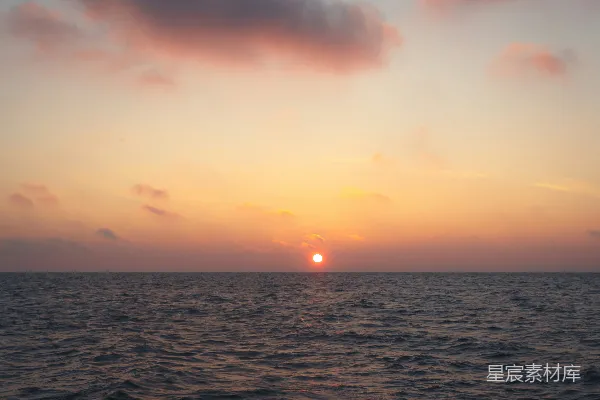 高清摄影 橙色天空下波光粼粼的海面