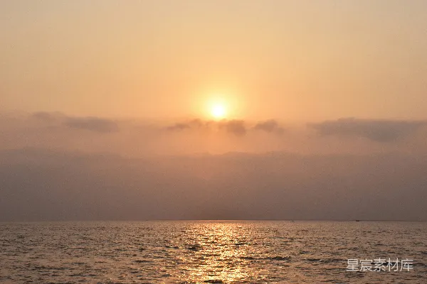 高清摄影 cloudy天下的海面上太阳正在 Setting落下